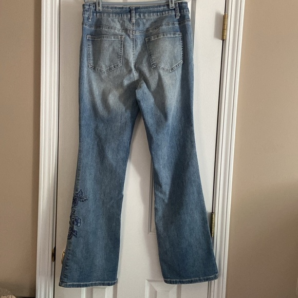 W62 Women’s Floral Embroidered Boot Cut Denim Jeans Size 8 Cotton Blend - Picture 4 of 7